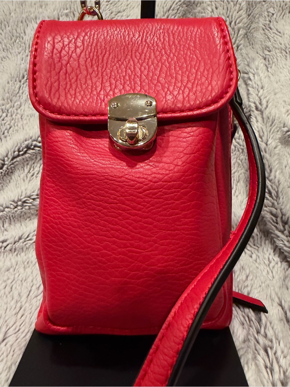 Compact Red Leather Crossbody Bag with Gold-Tone Clasp - Picture 11 of 13